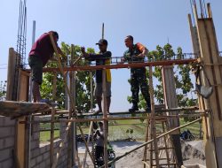 Babinsa dan Warga Desa Bergotong Royong Bangun Rumah Warga