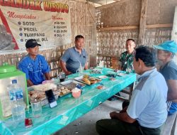 Dengan Senyum Khasnya Yang Ramah Babinsa Sambangi Warga Di Warung Kopi