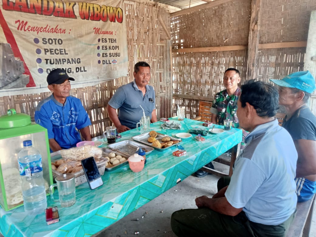 Dengan Senyum Khasnya Yang Ramah Babinsa Sambangi Warga Di Warung Kopi
