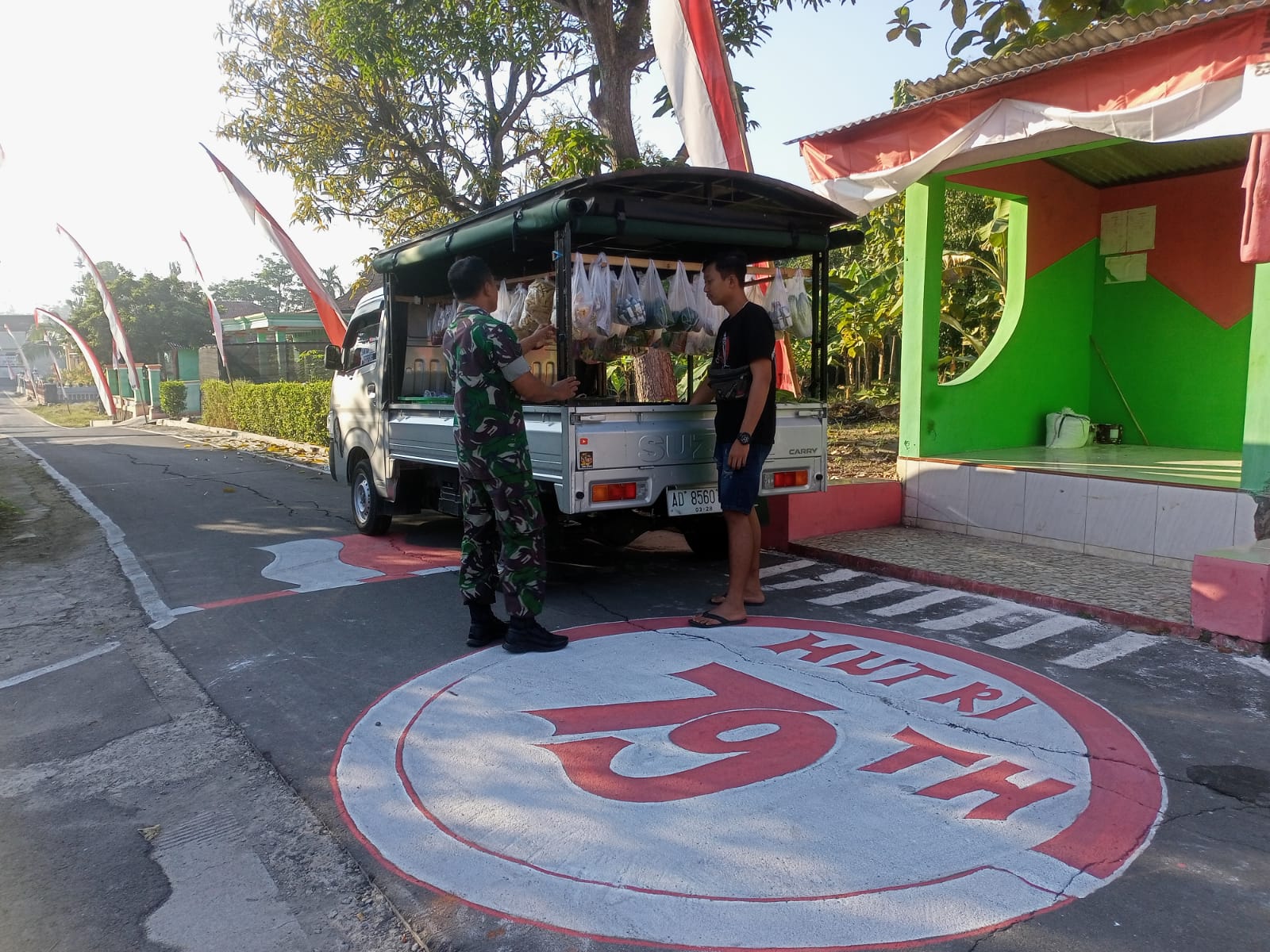 Babinsa Berusaha Aktif Berinteraksi Dengan Pedagang Sayuran