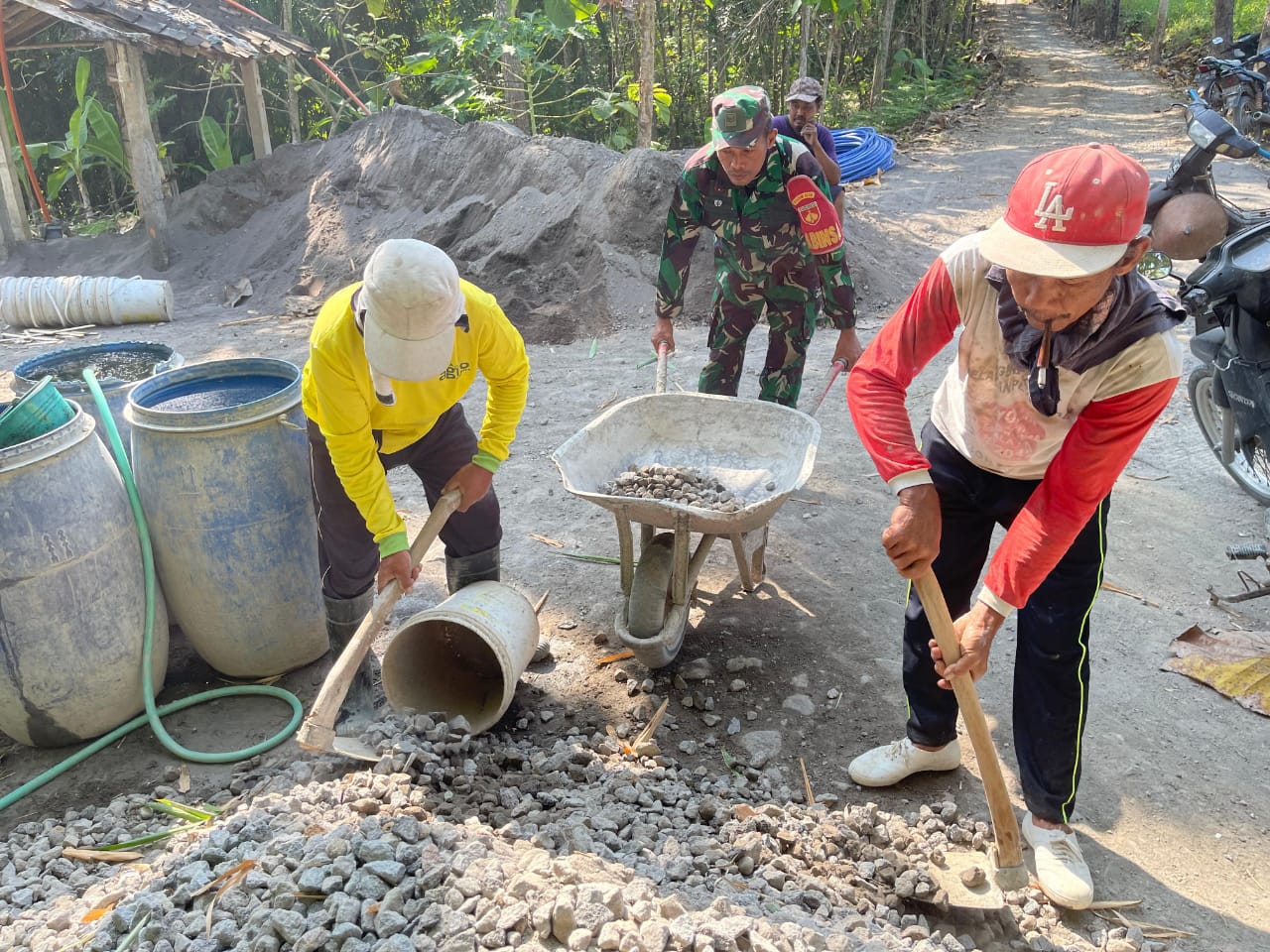 Babinsa : Membangun Jalan, Membuka Akses dan Meningkatkan Ekonomi