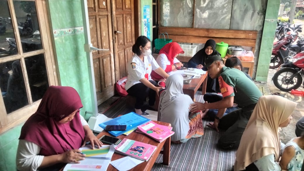 Dalam Upaya Untuk Meningkatkan Kesehatan  Masyarakat, Babinsa Turut Serta Dalam Memantau Posyandu