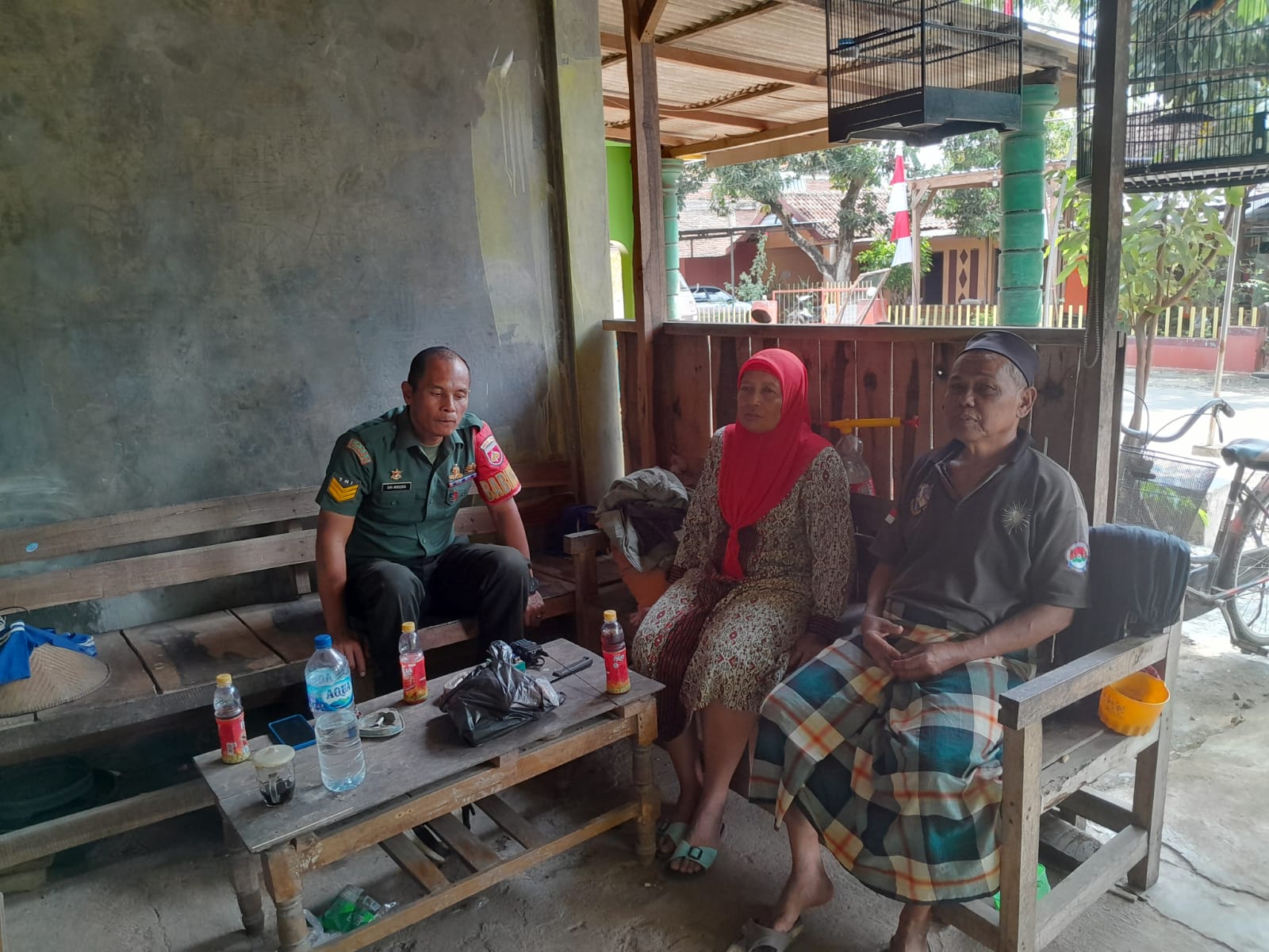 Babinsa Jalin Silaturahmi dan Jaga Keakraban dengan Warga