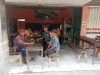 Babinsa Ngopi Bareng Warga, Jalin Keakraban di Warung Kopi