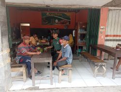 Babinsa Ngopi Bareng Warga, Jalin Keakraban di Warung Kopi