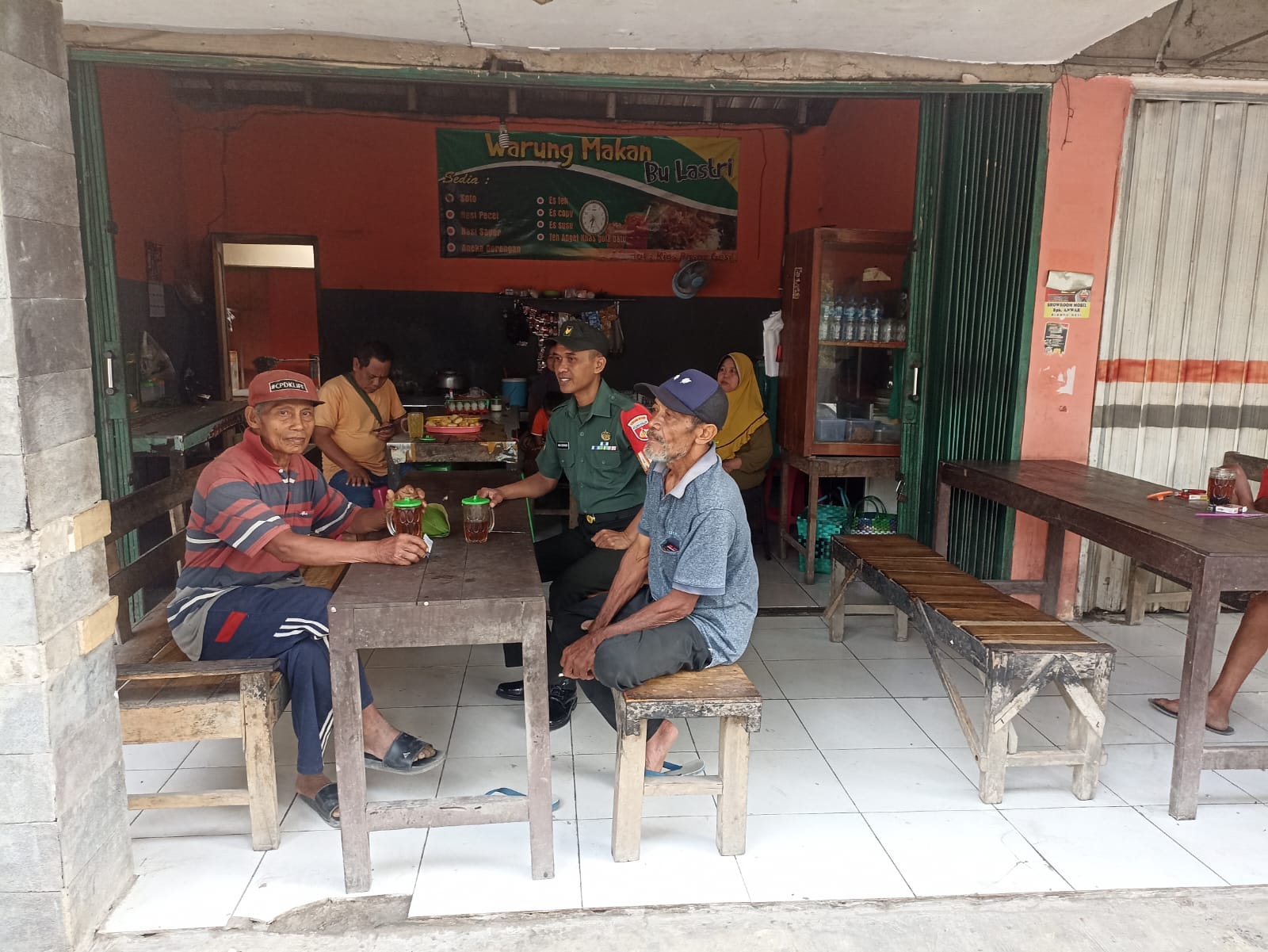 Babinsa Ngopi Bareng Warga, Jalin Keakraban di Warung Kopi