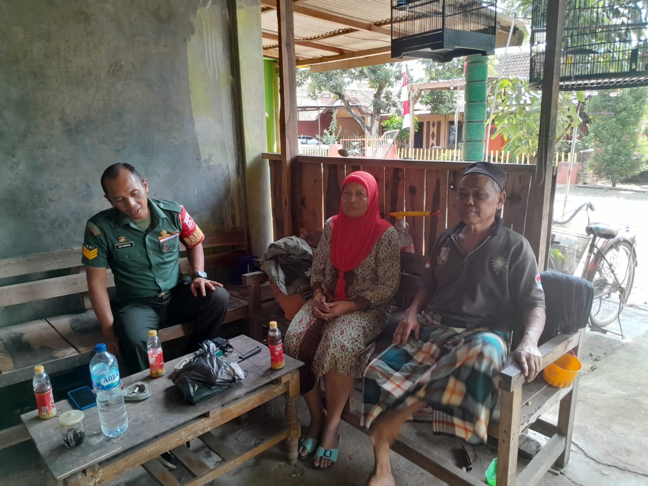 Babinsa Turut Aktif Dalam Menjalin Komunikasi Dengan Seluruh Lapisan Masyarakat, Termasuk Dengan Para Lansia