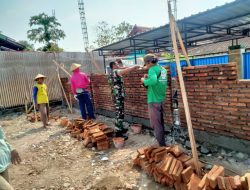 Tingkatkan Rasa Kebersamaan Babinsa Gotong Royong Bantu Pembuatan Pagar Rumah Warga