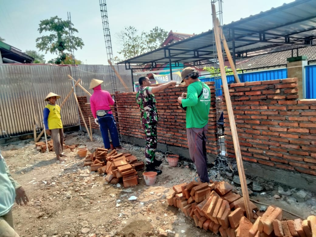 Tingkatkan Rasa Kebersamaan Babinsa Gotong Royong Bantu Pembuatan Pagar Rumah Warga