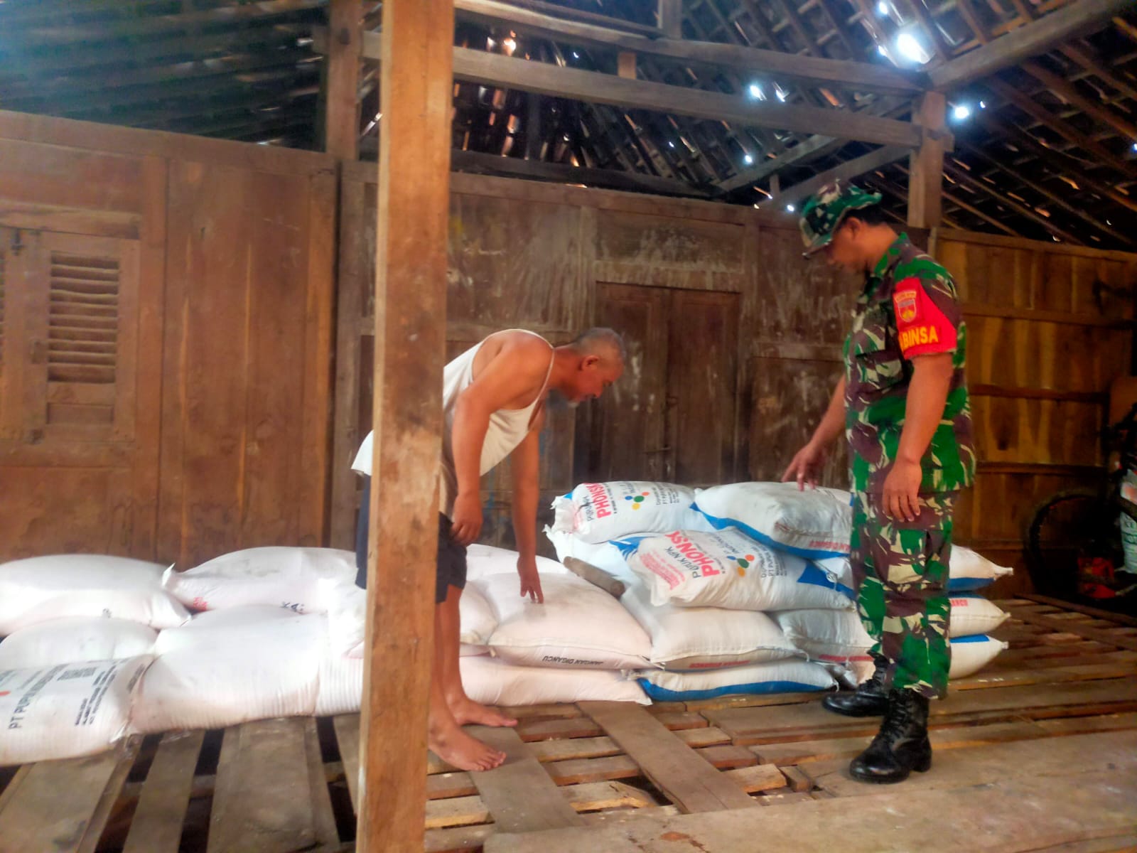 Babinsa Kawal Distribusi Pupuk Bersubsisi Agar Tepat Sasaran