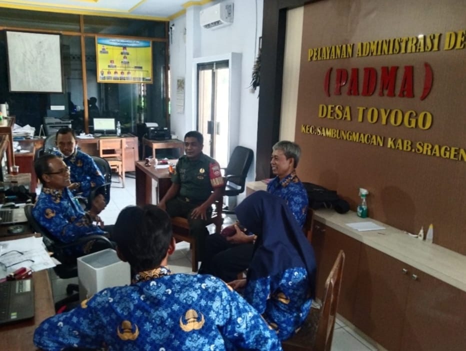 Babinsa Menjalin Komsos yang Harmonis dengan Aparat Pemerintah