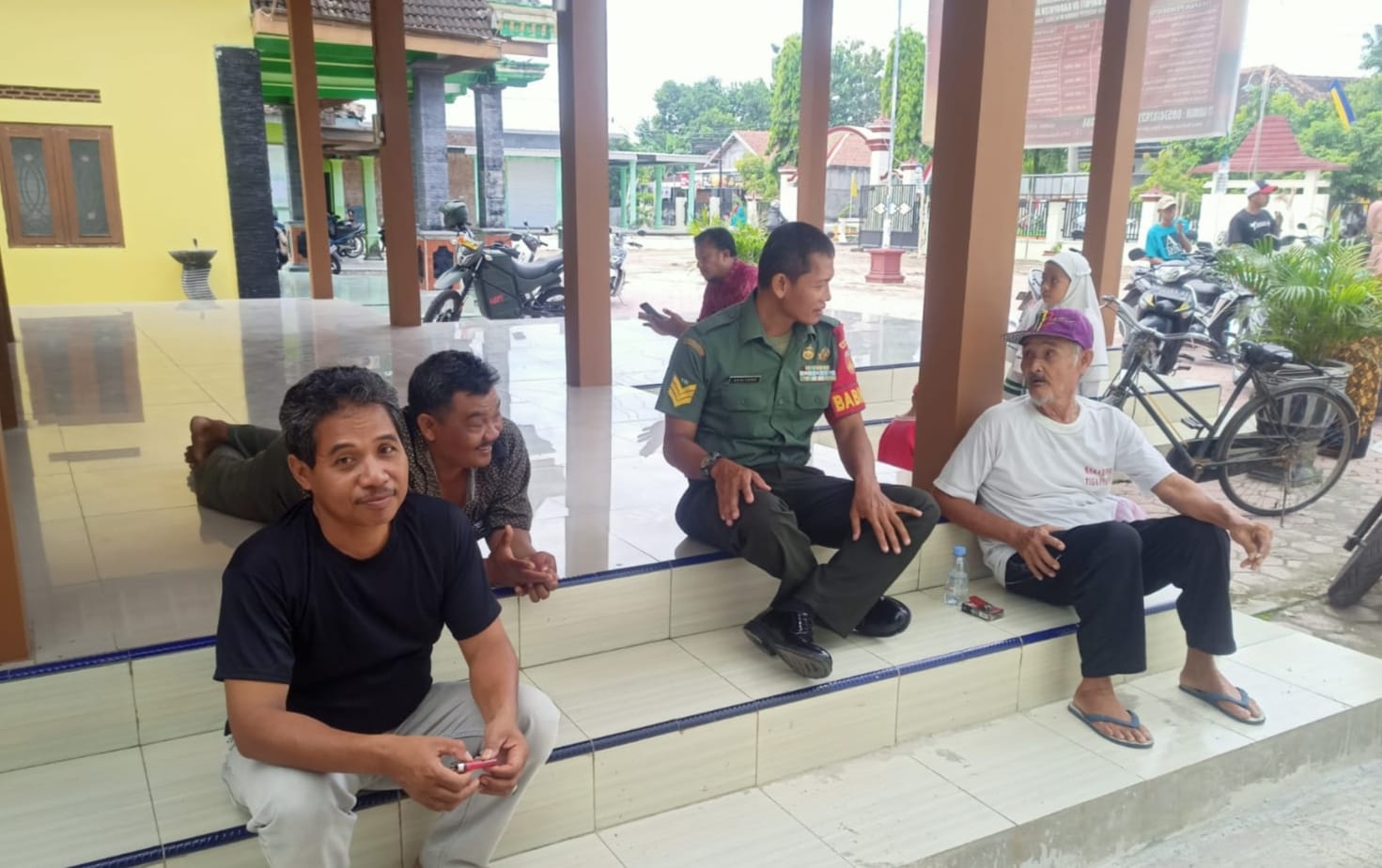 Menurut Tokoh Masyarakat, Serka Sugiyono  Adalah Sosok Babinsa Yang Ramah dan Peduli dengan Warganya