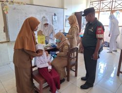 Babinsa Masaran Dampingi Pemberian Imunisasi BIAS, Pastikan Anak-Anak Sehat dan Terlindungi