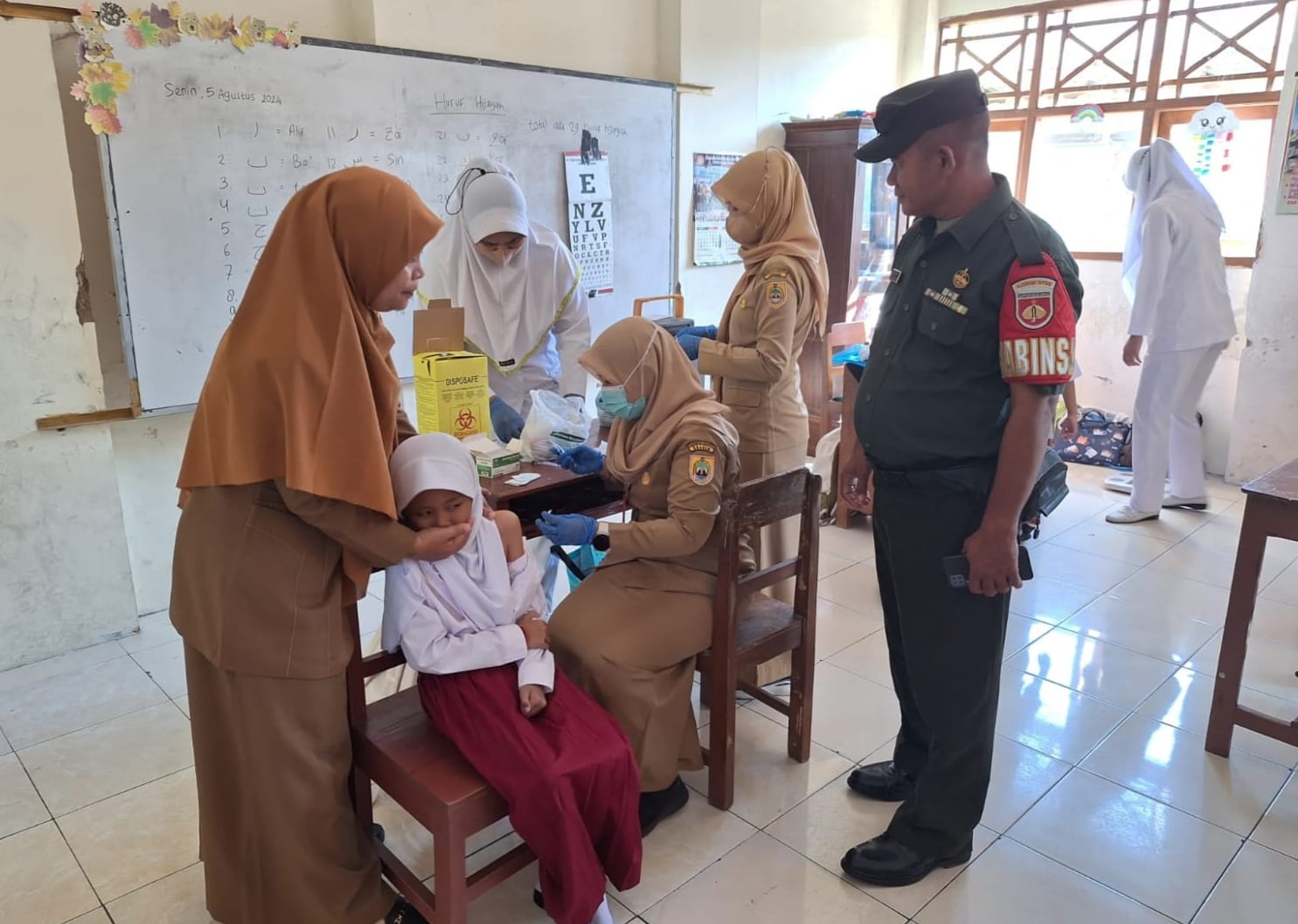 Babinsa Masaran Dampingi Pemberian Imunisasi BIAS, Pastikan Anak-Anak Sehat dan Terlindungi