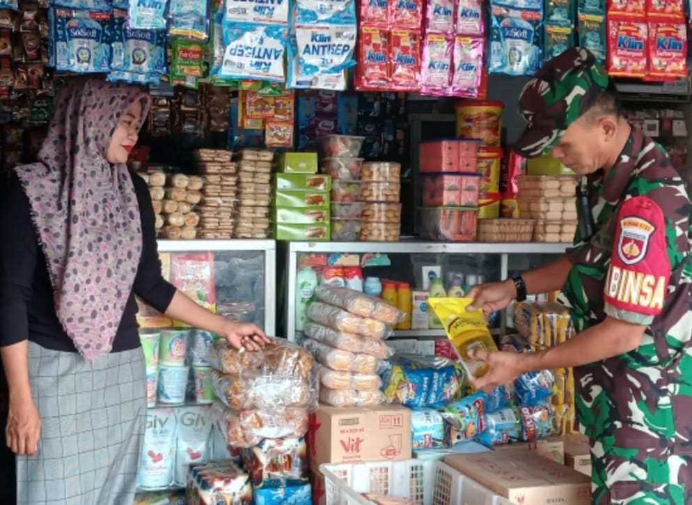 Antisipasi Melonjaknya Harga Sembako, Babinsa Cek Kebutuhan Pokok