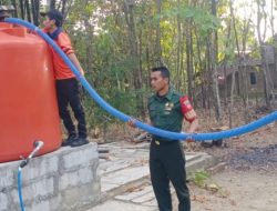 Babinsa Bantu BPBD Dropping Air Bersih Ke Wilayah Terdampak Kekeringan
