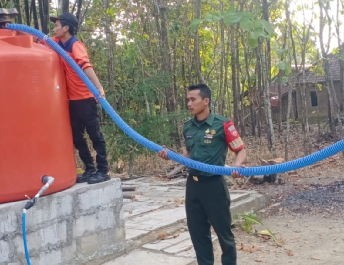 Babinsa Bantu BPBD Dropping Air Bersih Ke Wilayah Terdampak Kekeringan
