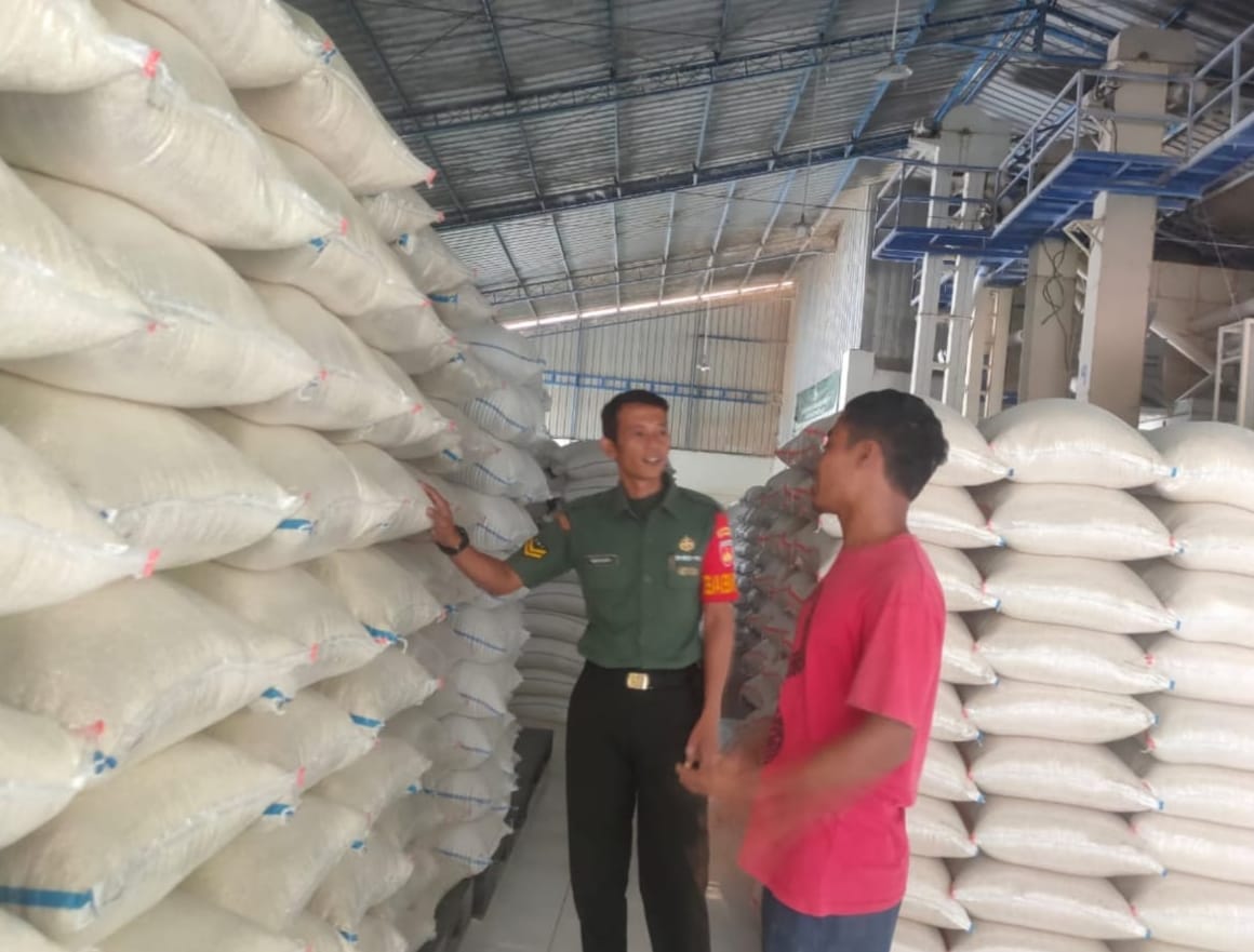 Memastikan Ketersediaan dan Stabilitas Harga Beras Babinsa Cek Gudang Milik Warga