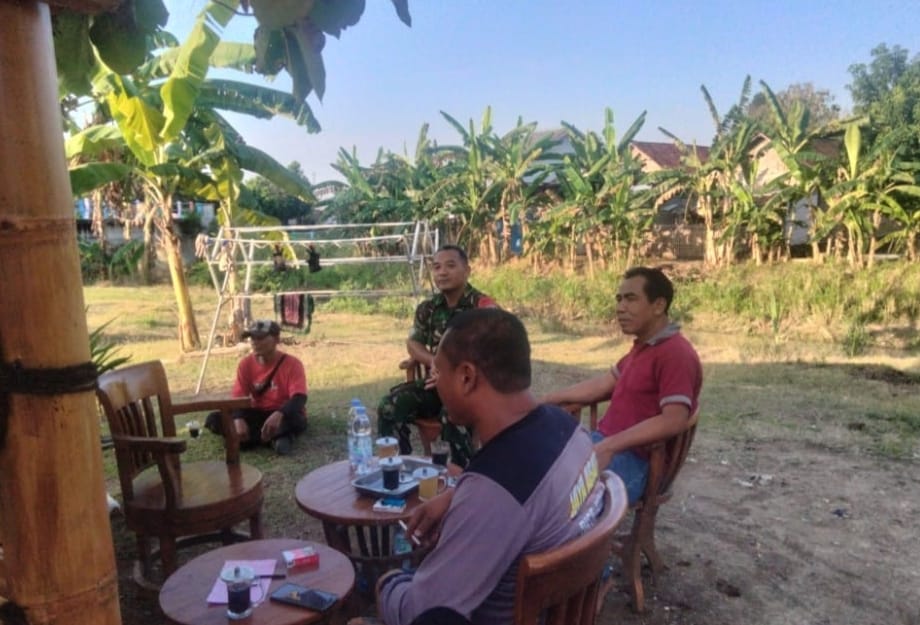 Kemarau Telah Tiba, Babinsa Ajak Warga Bijak Dalam Penggunaan Air