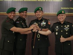 LETKOL YOGA SERAHKAN TONGKAT KOMANDO KODIM 0725/ SRAGEN KEPADA LETKOL RICKY