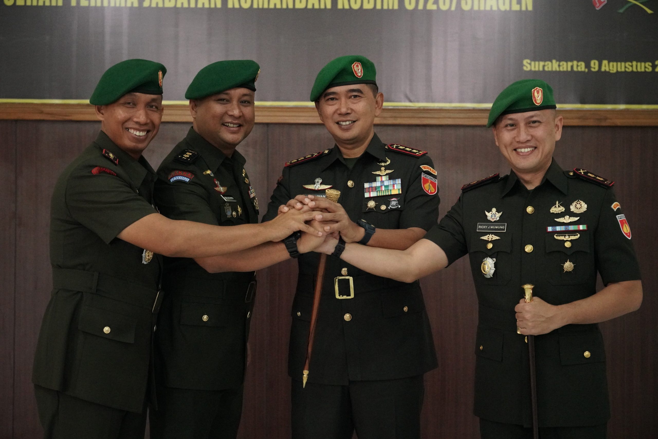 LETKOL YOGA SERAHKAN TONGKAT KOMANDO KODIM 0725/ SRAGEN KEPADA LETKOL RICKY