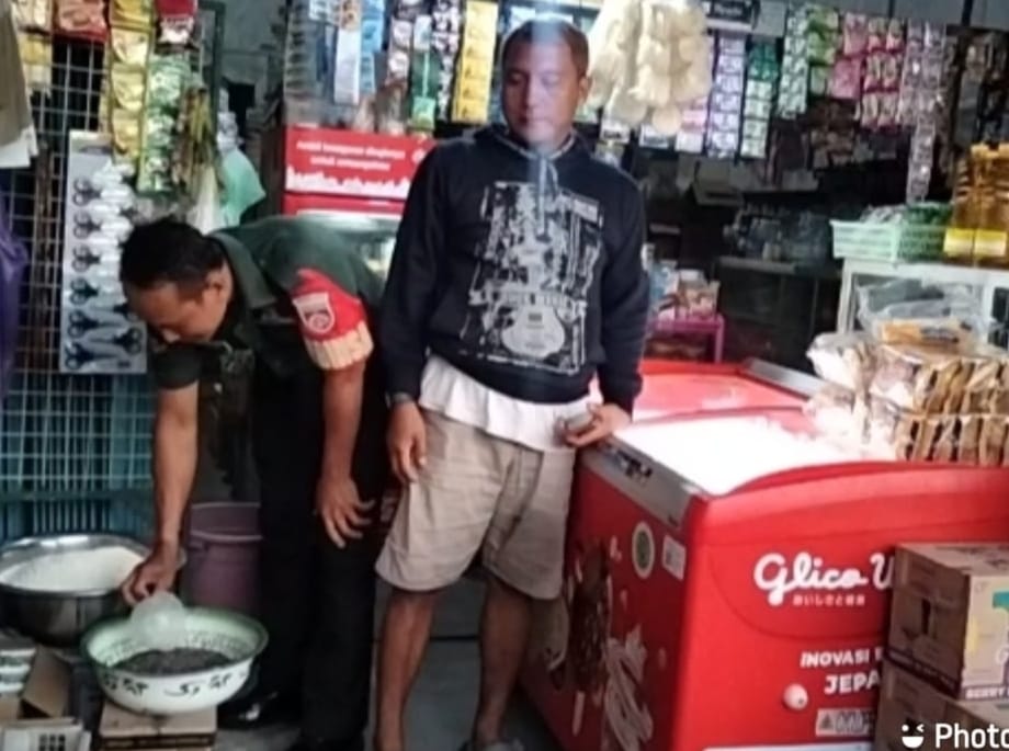 Babinsa Pantau Harga di Kios Sembako, Pastikan Keterjangkauan bagi Masyarakat