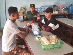 Suasana Hangat Tercipta Saat Babinsa Ngobrol Santai Dengan Warga di Warung Kopi