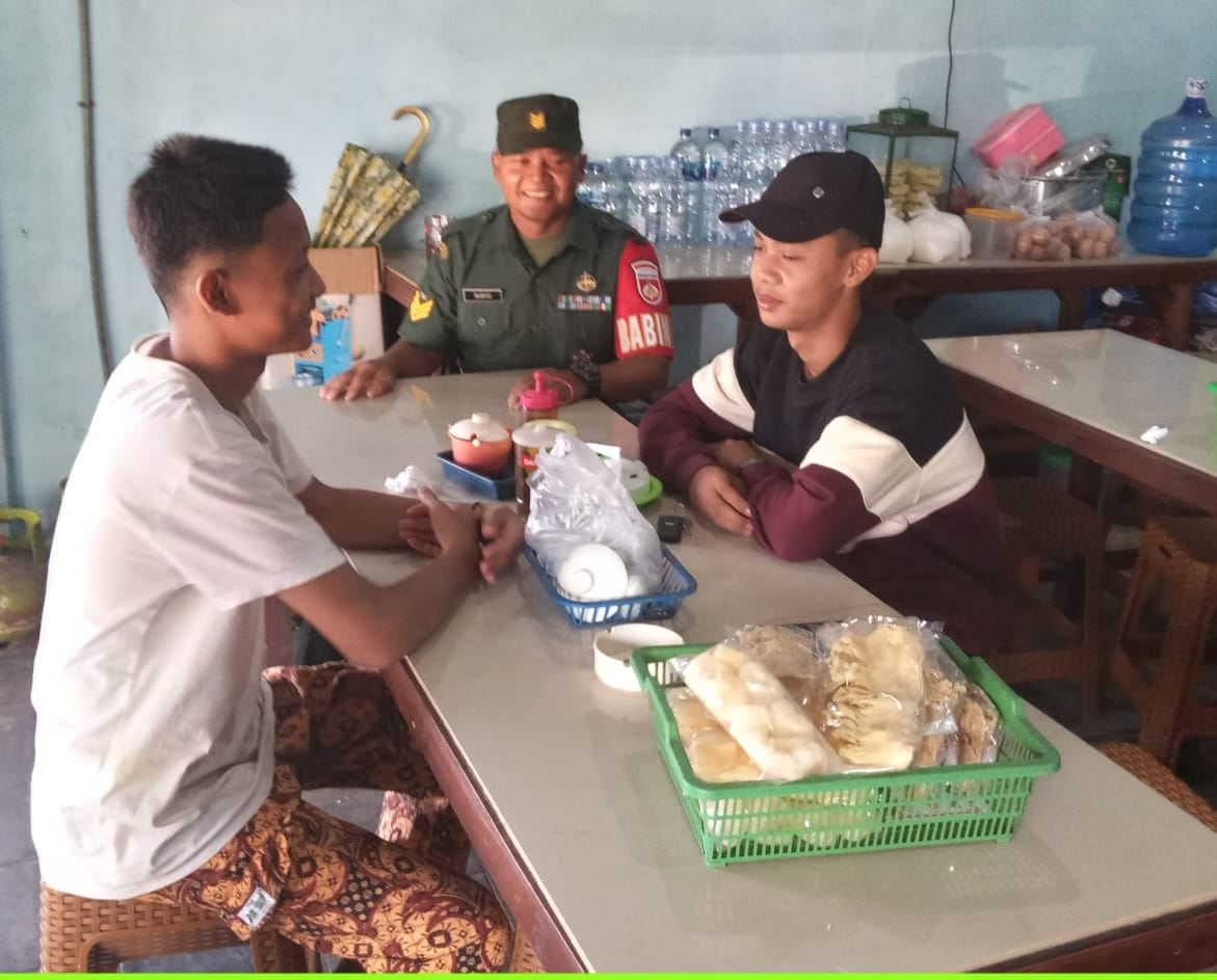 Suasana Hangat Tercipta Saat Babinsa Ngobrol Santai Dengan Warga di Warung Kopi