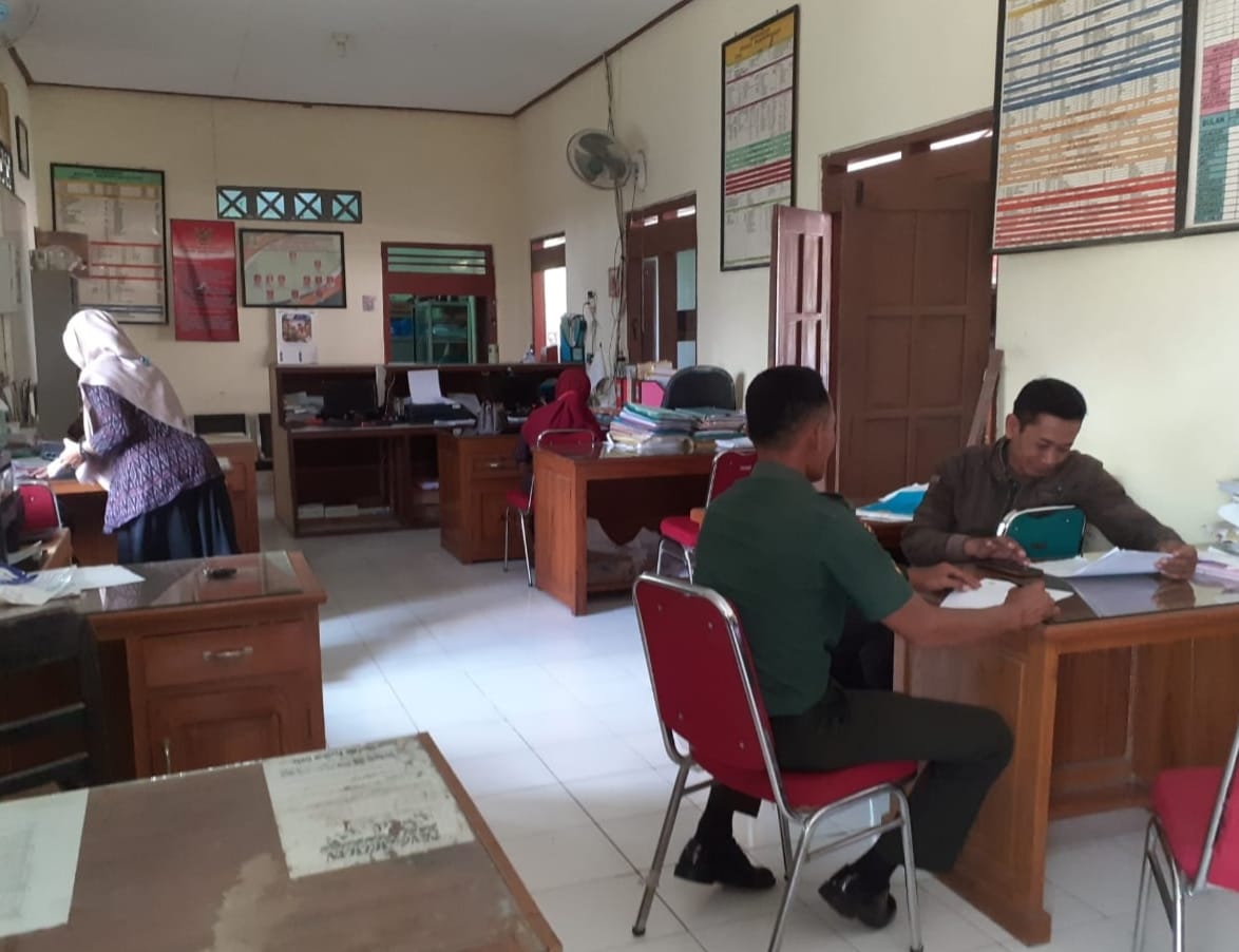 Babinsa Berikan Pendampingan dan Sosialisasi Pentingnya Puldata di Kantor Kelurahan
