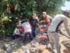 Babinsa Bergotong Royong Bersama Warga Bangun Talud Jalan