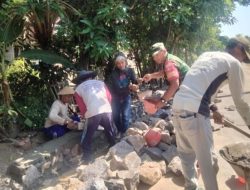 Babinsa Bergotong Royong Bersama Warga Bangun Talud Jalan