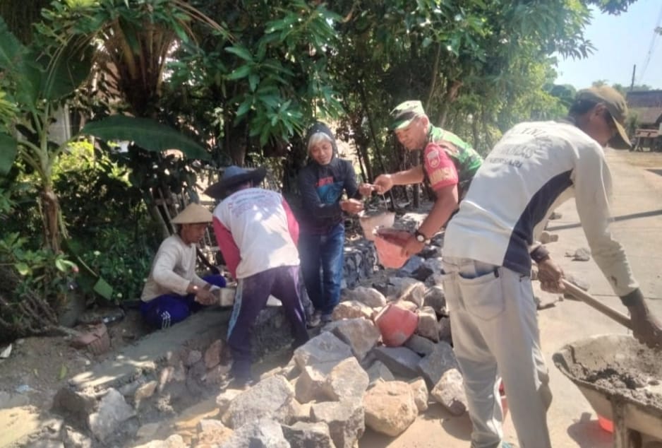 Babinsa Bergotong Royong Bersama Warga Bangun Talud Jalan