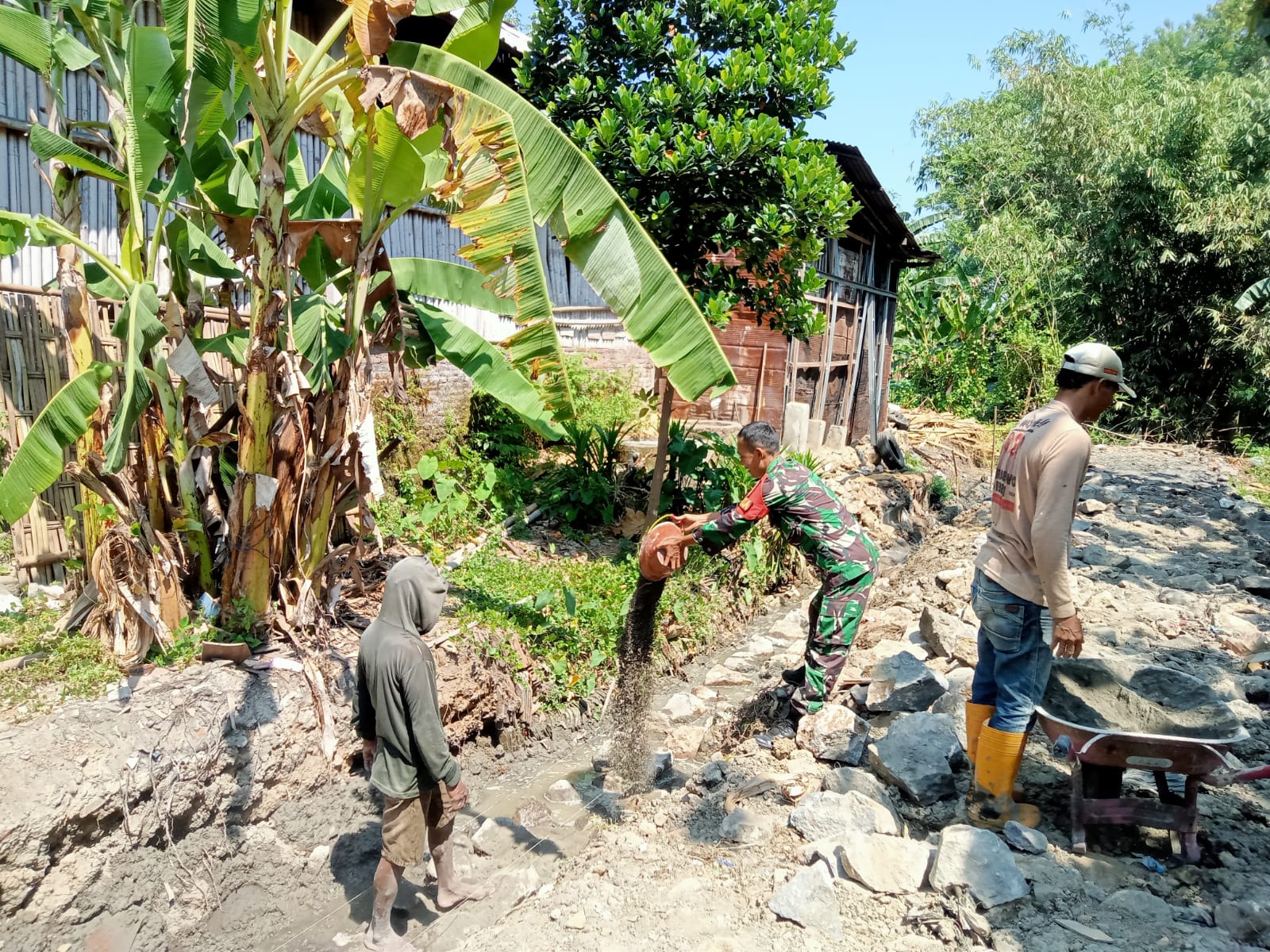 Babinsa Jeruk Sukseskan Karya Bakti Pembuatan Talud Jalan, Wujudkan Desa Sejahtera