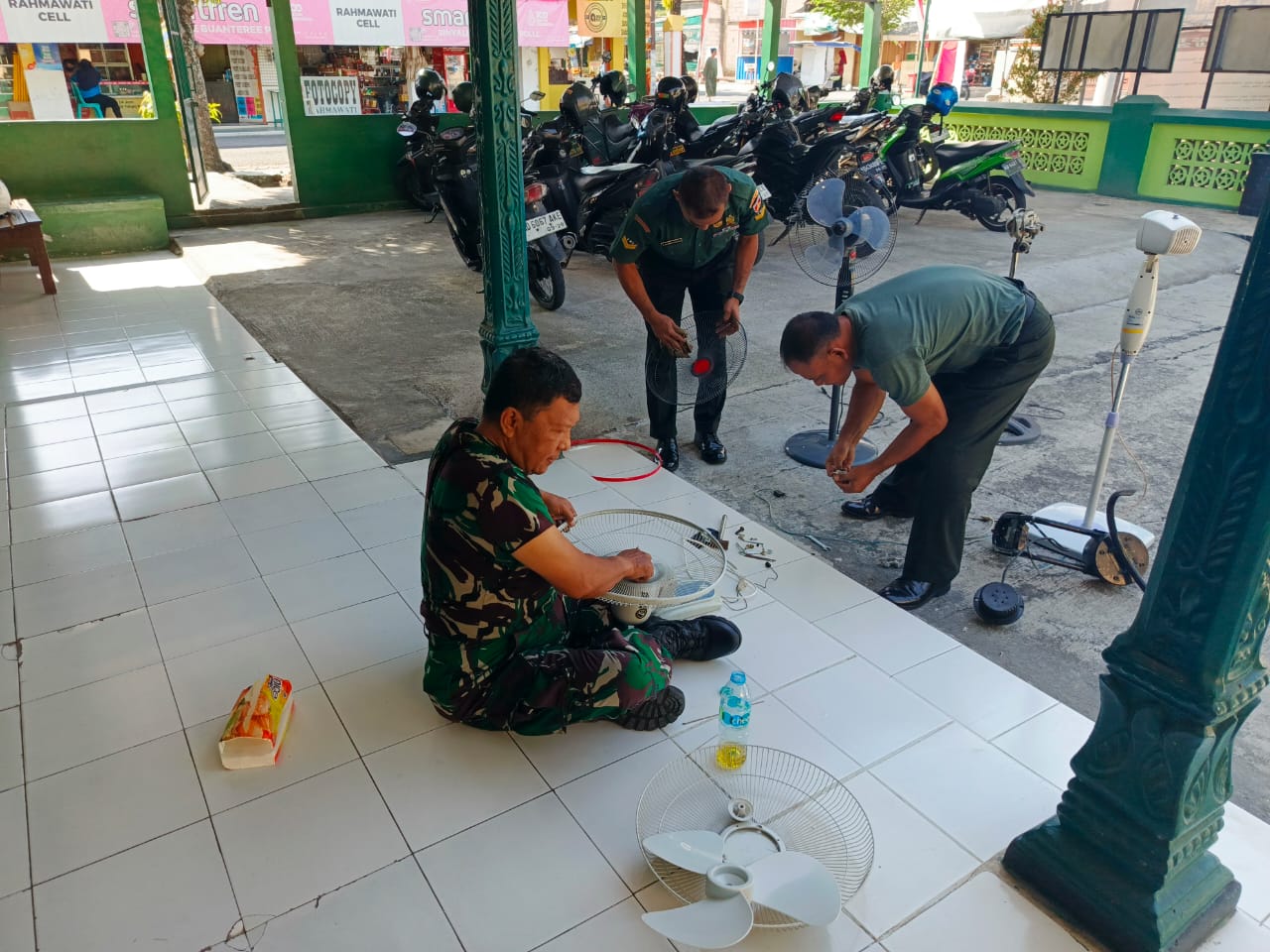 Anggota Koramil Karangmalang Sukses Gelar Kerja Bakti Bersih-bersih Pangkalan Kantor