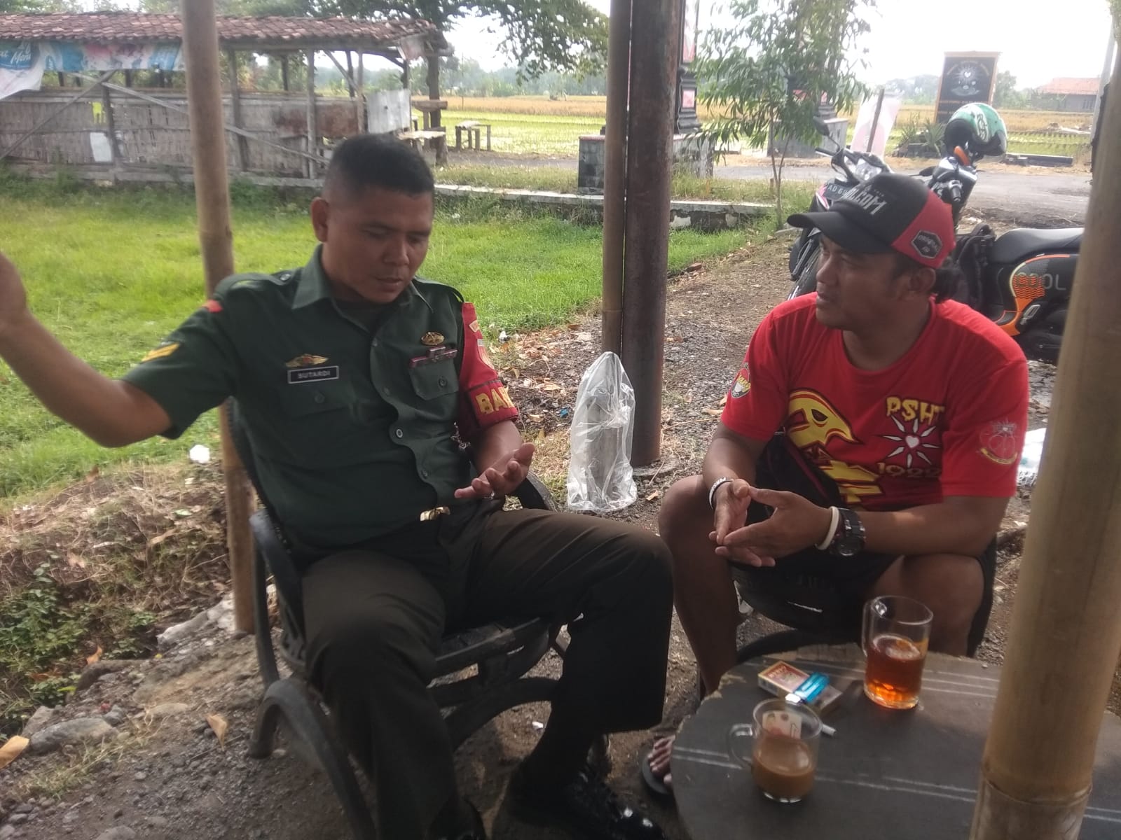 Demi Menjalin Hubungan Baik,  Babinsa Komsos Dengan Warga