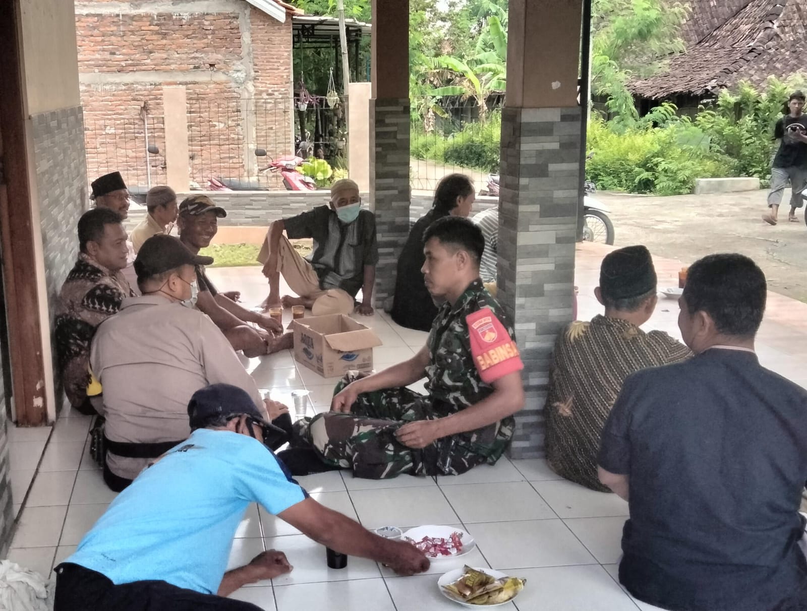 Babinsa Sosialisasikan Bahaya Kebakaran Hingga Dampak yang Ditimbulkan Kepada Warga