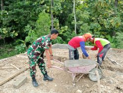 Wujudkan Manunggal TNI-Rakyat, Babinsa Bantu Warga Bangun Rumah