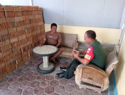 Babinsa Ajak Warga Tingkatkan Kewaspadaan, Jaga Keamanan Lingkungan Tempat Tinggal