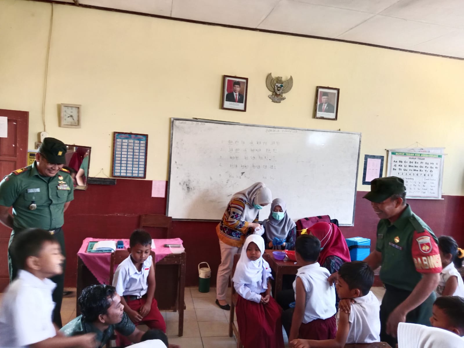 Babinsa Memberikan Rasa Tenang Demi Kelancaran Imunisasi MR dan HPV di SDN I Guworejo