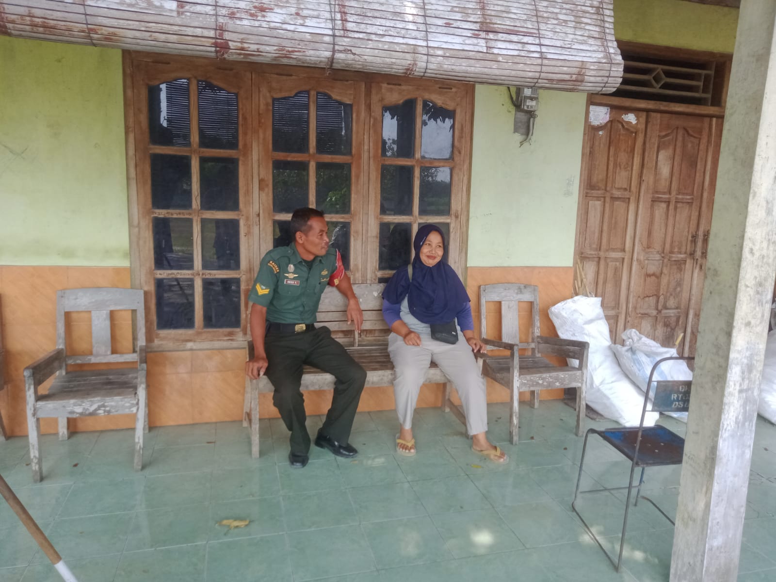 Babinsa dan Ibu  Sumarsih Menjalin Komunikasi yang Hangat untuk Meningkatkan Kesejahteraan