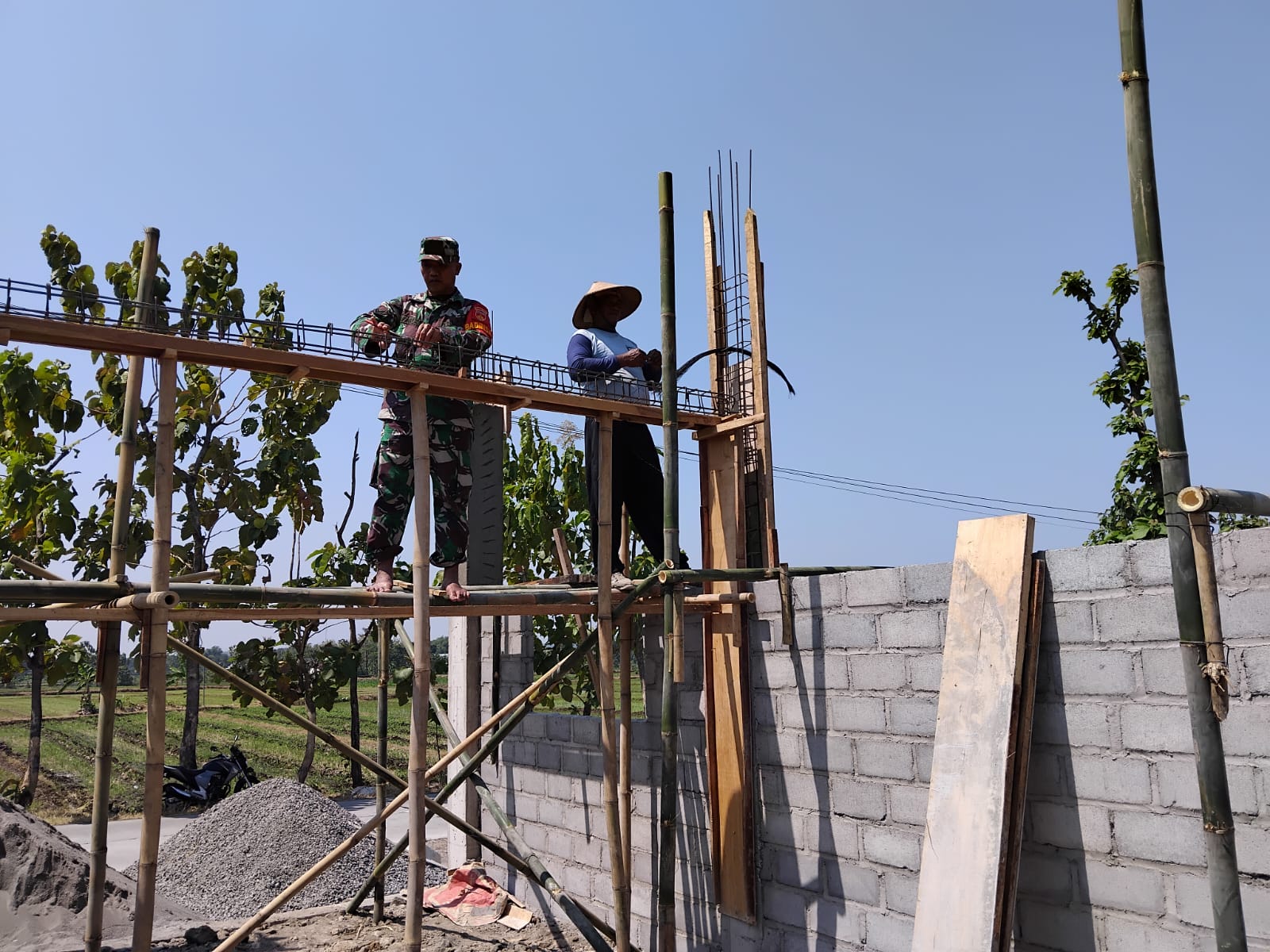Babinsa Gotong Royong Dalam Pembangunan Rumah Warga