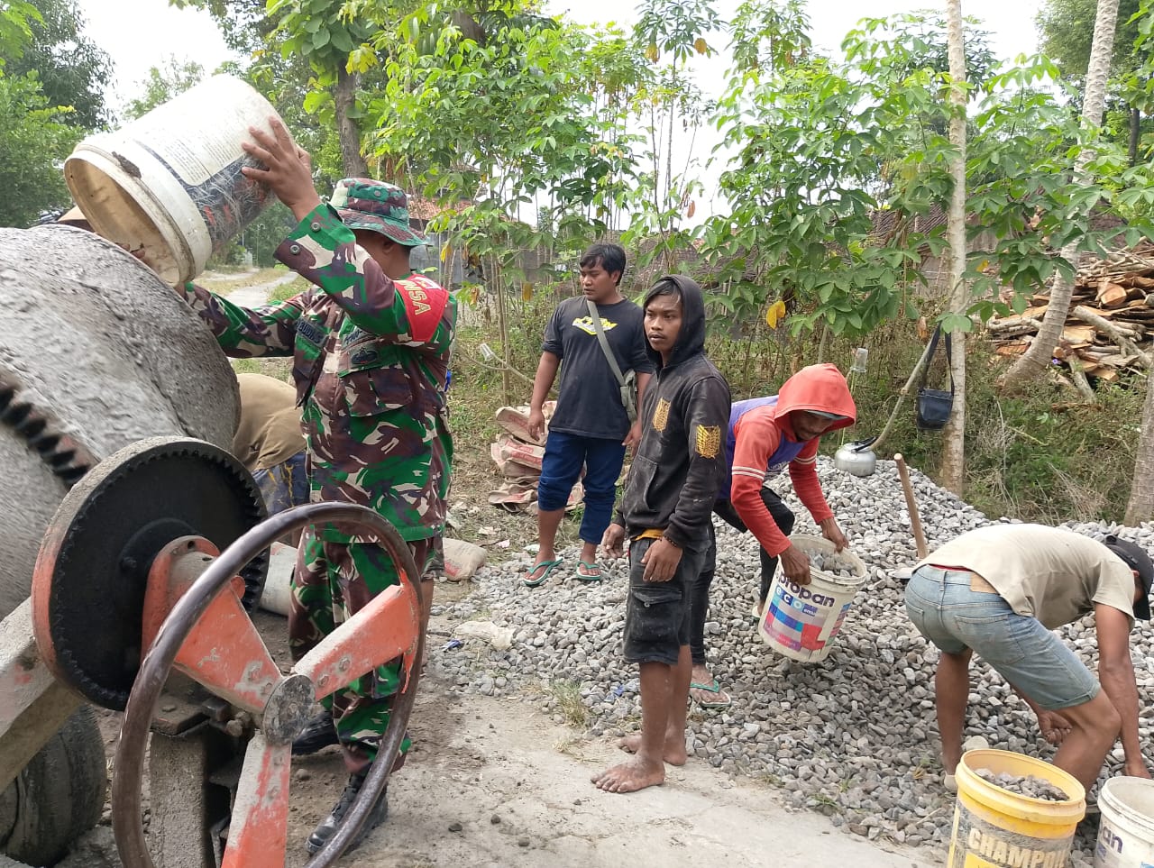 Babinsa Gilirejo Bersama Masyarakat Garap Cor Jalan
