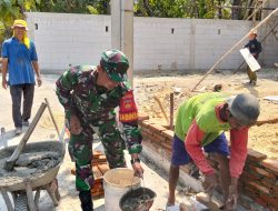 Babinsa Berikan Uluran Tangan, Bantu Warga Bangun Pagar Rumah