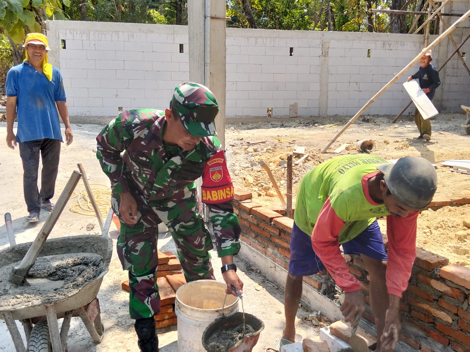 Babinsa Berikan Uluran Tangan, Bantu Warga Bangun Pagar Rumah