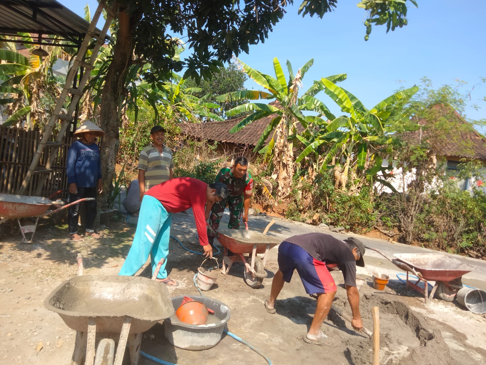 Babinsa Bersama Warga Perbaiki Jalan Rusak, Tunjukkan Sinergitas TNI-Rakyat