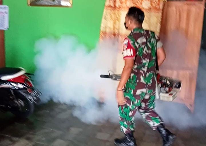 Babinsa Bersama Puskesmas Bantu Penyemprotan Fogging, Cegah DBD