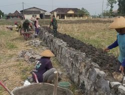 Babinsa Bersama Warga Bangun Talud Irigasi