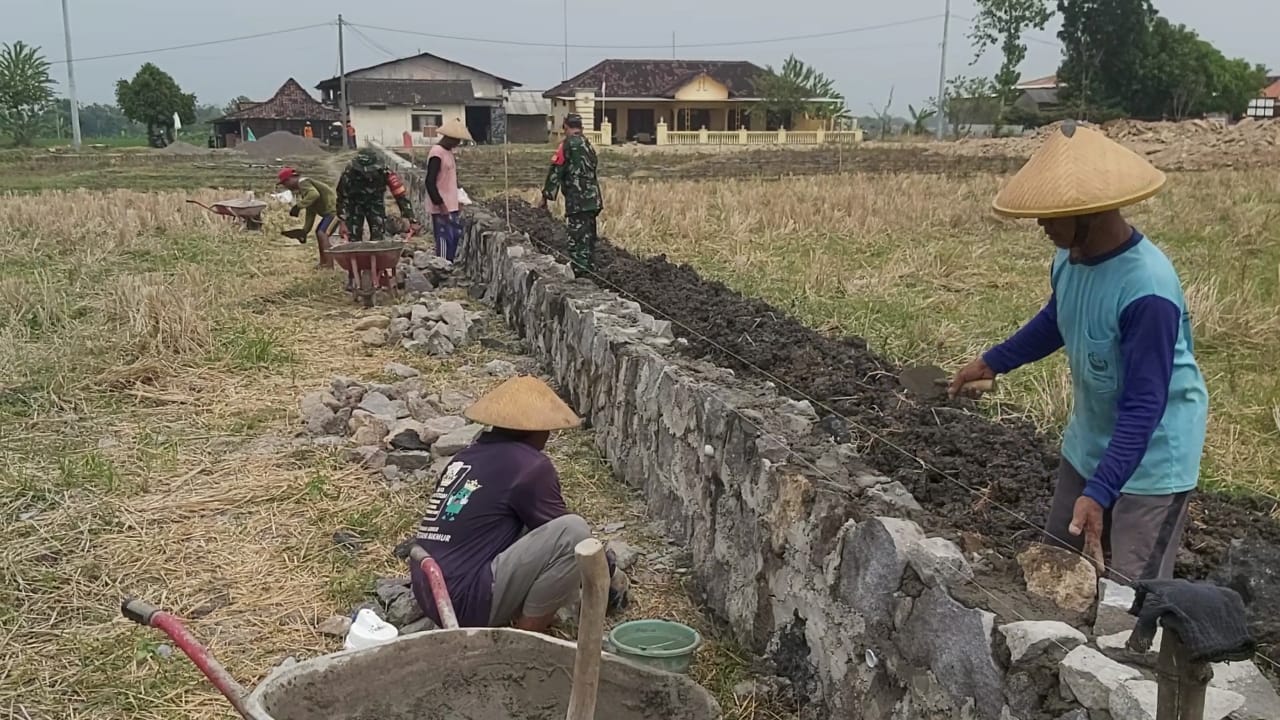 Babinsa Bersama Warga Bangun Talud Irigasi