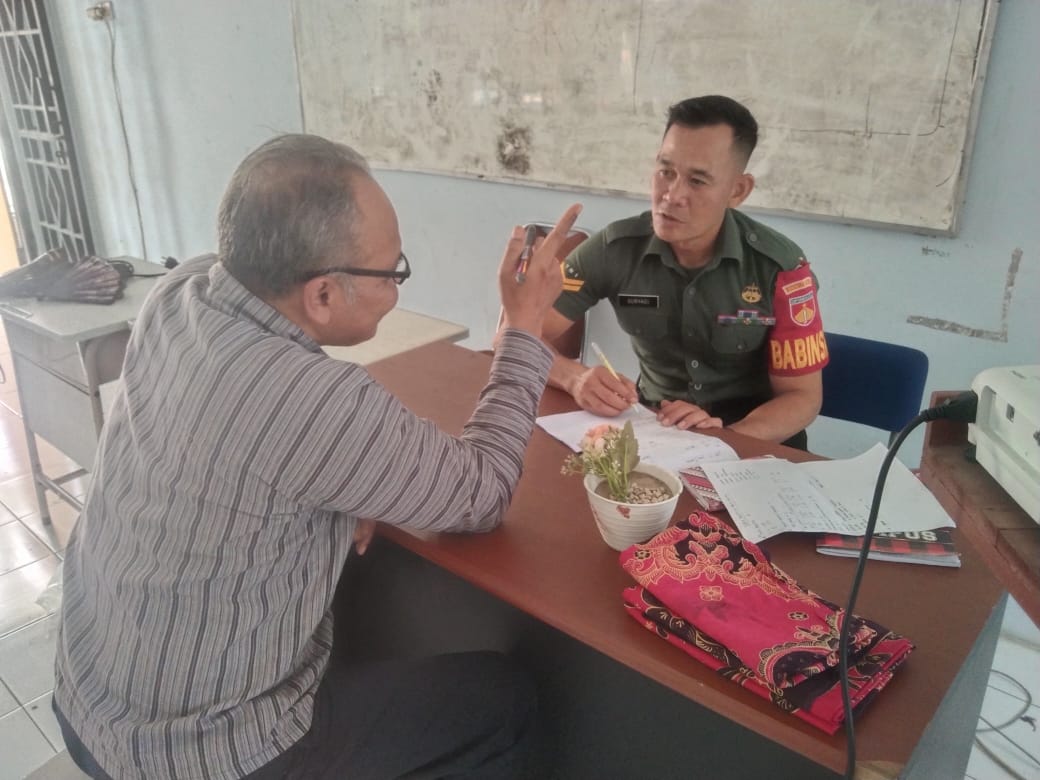 Babinsa Jalin Silaturahmi dan Berbagi Pengalaman di Sekolah, Dorong Peran Guru BK dalam Membentuk Karakter Siswa