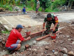 Supodo Bersama Warga, Gotong Royong Bangun Talud Jalan Desa